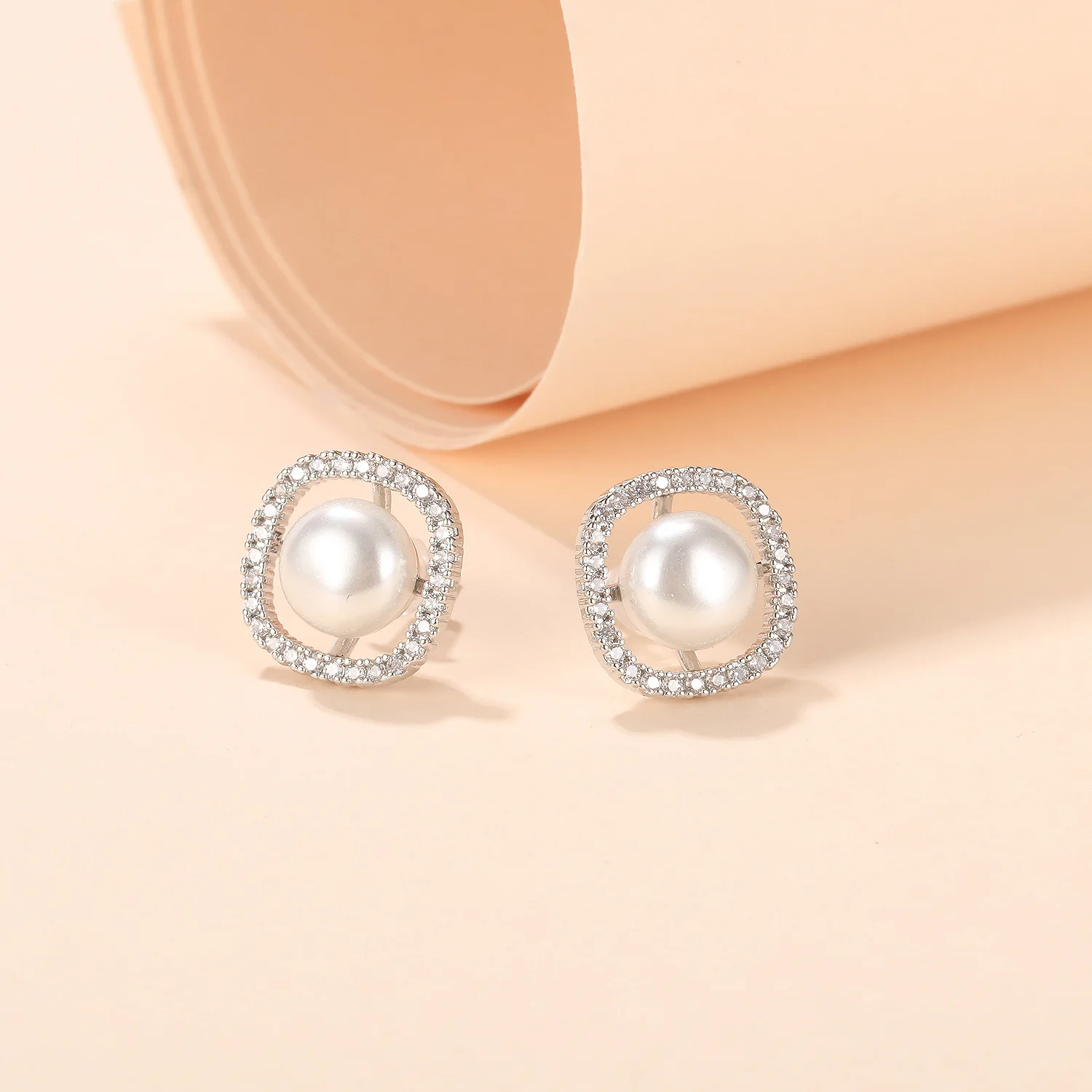 2022 High Sense Of Design Zircon Diamond Copper Freshwater Pearl Stud Earrings For Women
2022 High Sense Of Design Zircon Diamond Copper Freshwater Pearl Stud Earrings For Women