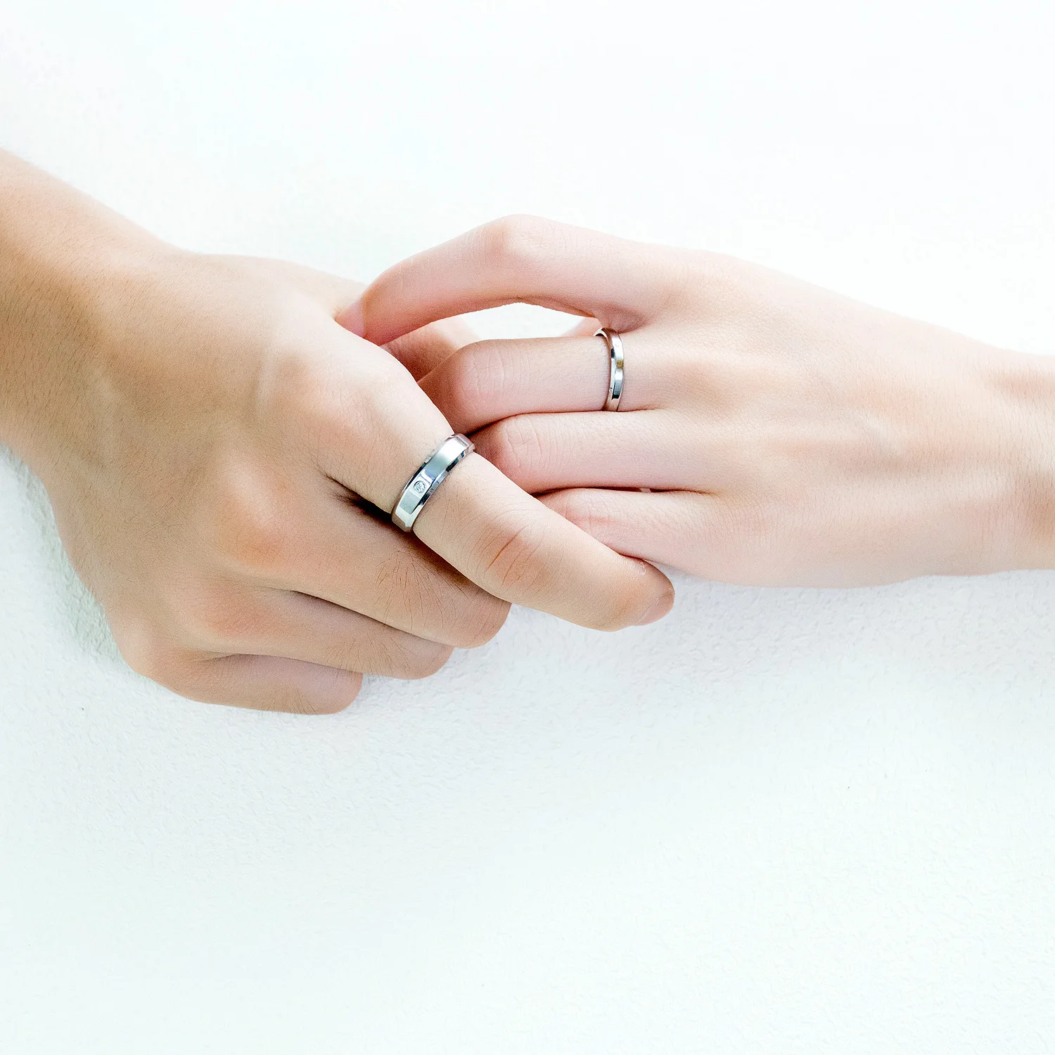 Fashion Stainless Steel Smooth With Single Zircon Diamond Pair Rings Jewelry For Women And Men Couple
Fashion Stainless Steel Smooth With Single Zircon Diamond Pair Rings Jewelry For Women And Men Couple