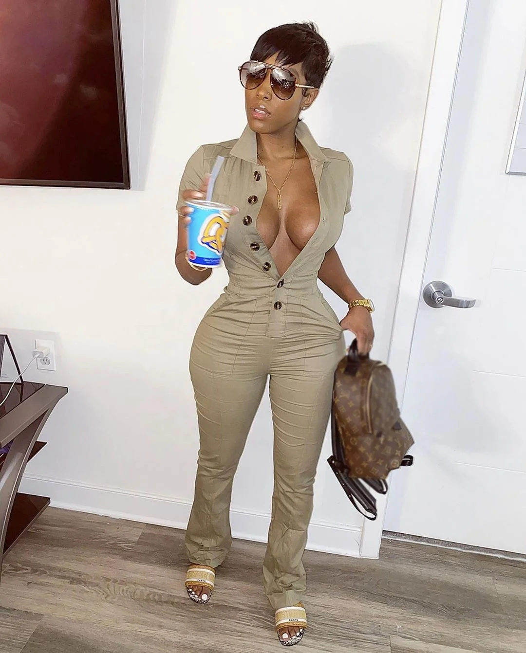 2021 Fashion Streetwear Women Summer Button Short Sleeve Low Neck Night Club Casual Cargo Outfit Jumpsuit, Customized color
2021 Fashion Streetwear Women Summer Button Short Sleeve Low Neck Night Club Casual Cargo Outfit Jumpsuit, Customized color