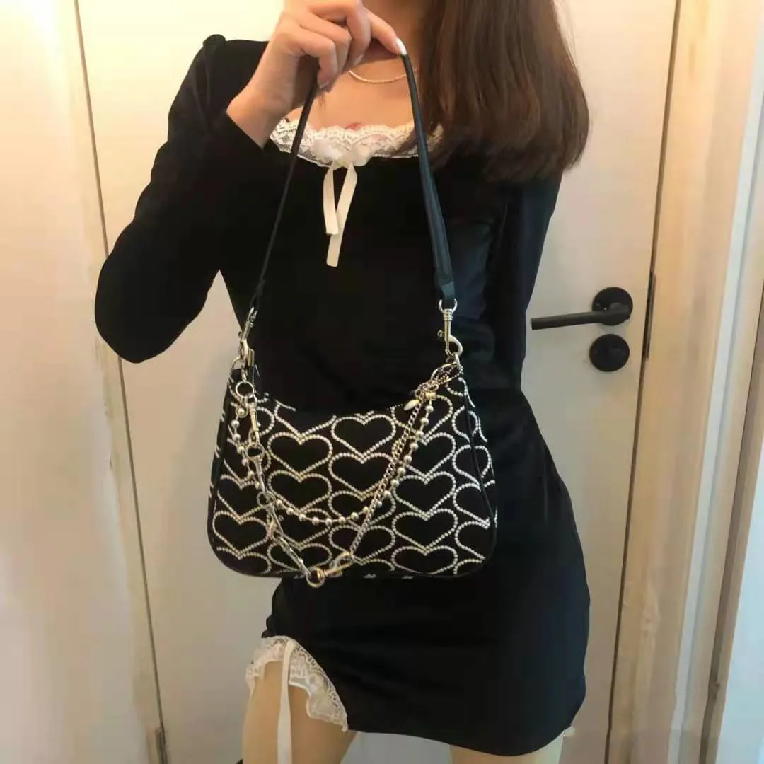 Women Cheap Customized Tote Bag New Style Outdoor Heart Embroidered Chain Lady Bag, Customized color
Women Cheap Customized Tote Bag New Style Outdoor Heart Embroidered Chain Lady Bag, Customized color