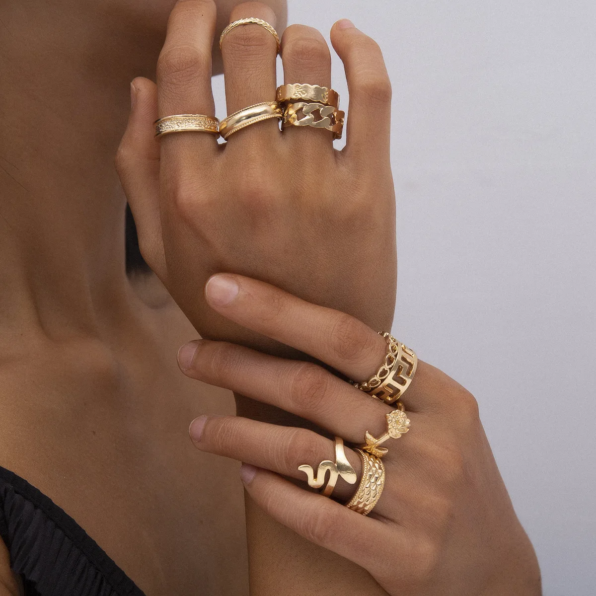 Geometric ring diamond multiple bracelet Female punk serpentine rose hollowed-out suit
Geometric ring diamond multiple bracelet Female punk serpentine rose hollowed-out suit