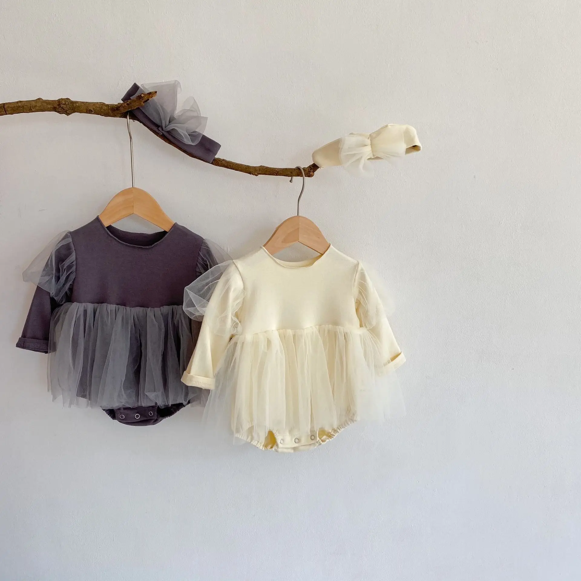 Baby clothes 2021spring baby girl wooden ear collar long sleeve mesh skirt cotton Hayi Princess jumpsuit climbing suit
Baby clothes 2021spring baby girl wooden ear collar long sleeve mesh skirt cotton Hayi Princess jumpsuit climbing suit