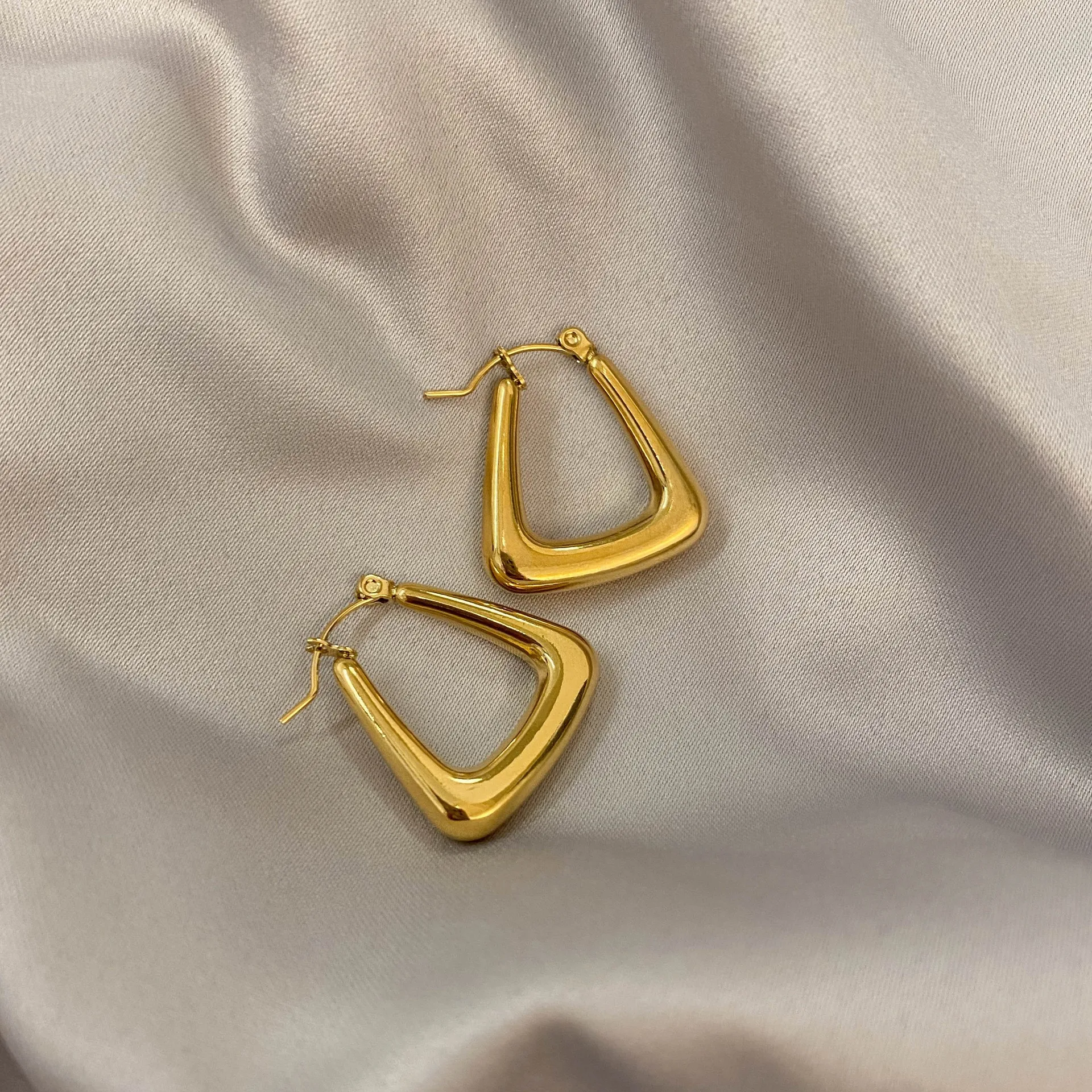 European and American minimalist geometric hollow earrings 18k gold plating on titanium steel Premium earrings
European and American minimalist geometric hollow earrings 18k gold plating on titanium steel Premium earrings