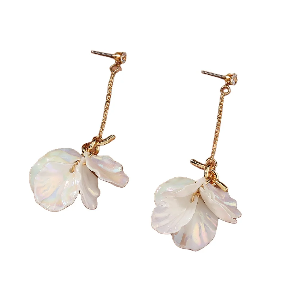 Tixu designer jewelry pop pearl white petal pendant earrings with long tassel, Gold color
Tixu designer jewelry pop pearl white petal pendant earrings with long tassel, Gold color