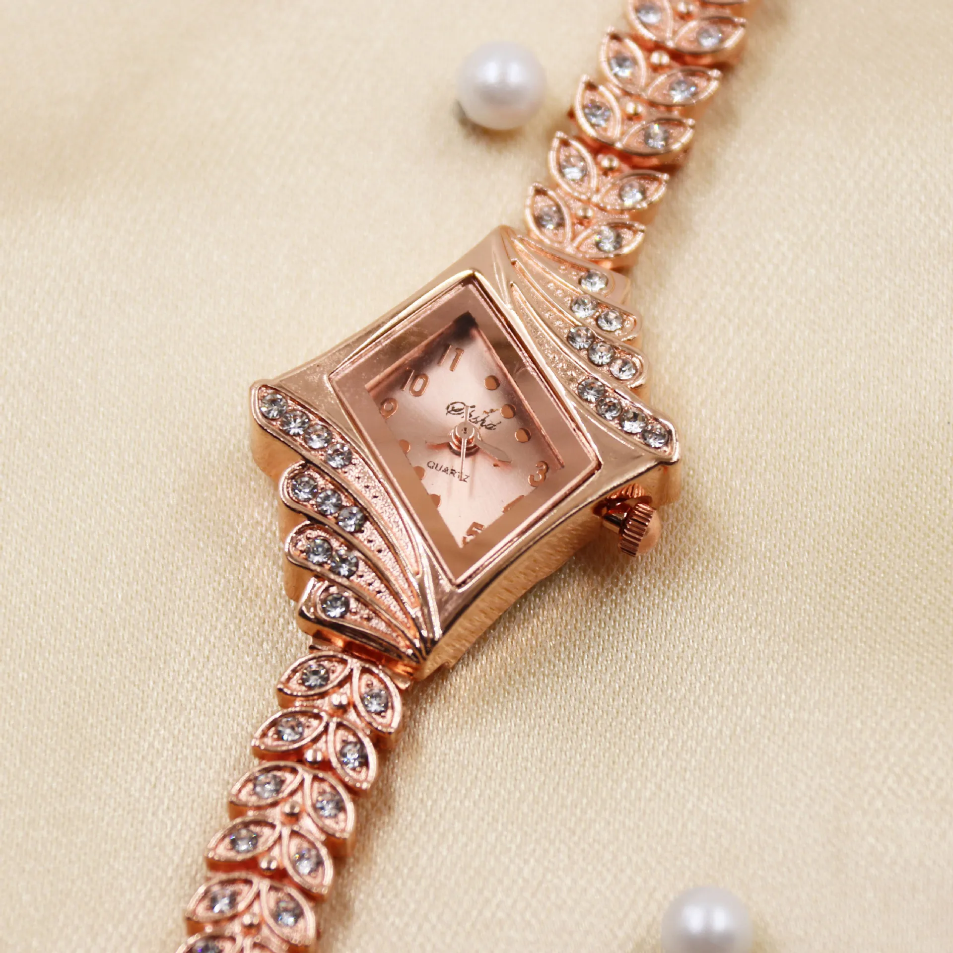 A Manufacturers wholesale Diamond set shape small dial square luxury lady iced out ladies quartz watch
A Manufacturers wholesale Diamond set shape small dial square luxury lady iced out ladies quartz watch