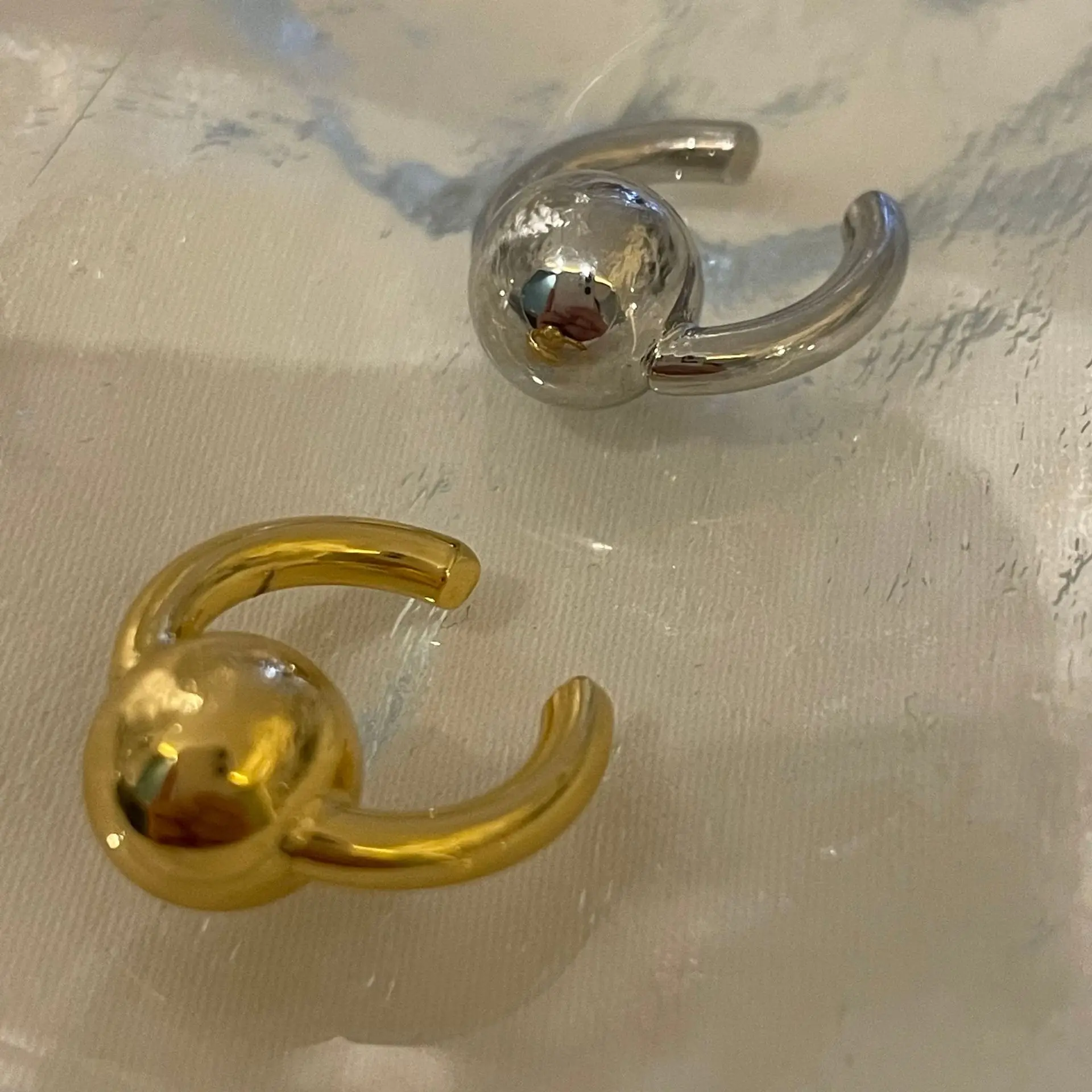 Simple design sense cold wind round ball ear clip punk retro Hong Kong style chic temperament ear bone clip earrings female
Simple design sense cold wind round ball ear clip punk retro Hong Kong style chic temperament ear bone clip earrings female