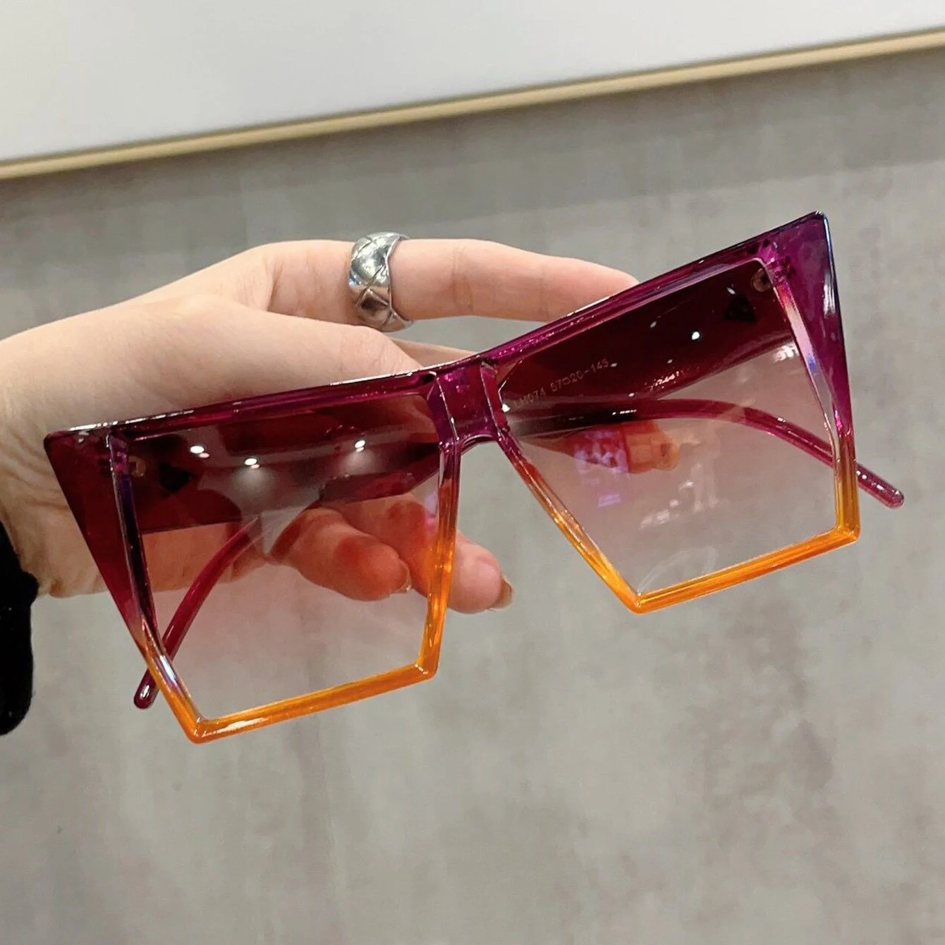 8528 Custom Designers Sun Glasses 2023 Newest Fashion Shades Women Oversized Frame Glasses Gradient Butterfly Sunglasses Female
8528 Custom Designers Sun Glasses 2023 Newest Fashion Shades Women Oversized Frame Glasses Gradient Butterfly Sunglasses Female