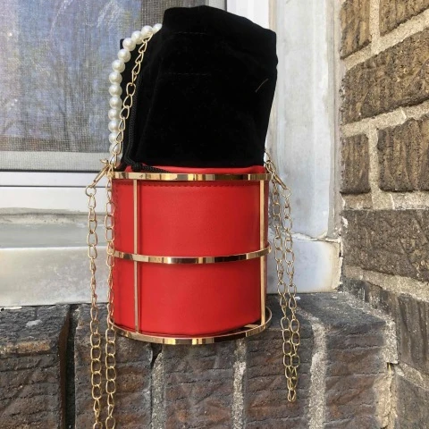 New European and American fashion personalized metal bucket bag pearl chain hollow messenger bag, 4 colors
New European and American fashion personalized metal bucket bag pearl chain hollow messenger bag, 4 colors