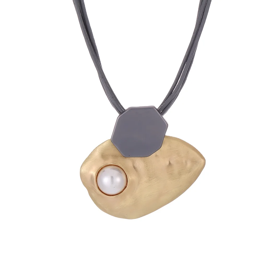 2021 European and American fashion ladies geometric two-color pearl necklace cowhide rope two-color necklace jewelry necklace
2021 European and American fashion ladies geometric two-color pearl necklace cowhide rope two-color necklace jewelry necklace