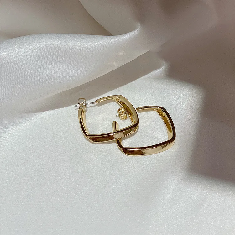Simple Fashion 18K Gold Plated Geometric Square Circle Earring 925 Silver Post Square Hoop Earrings For Women
Simple Fashion 18K Gold Plated Geometric Square Circle Earring 925 Silver Post Square Hoop Earrings For Women