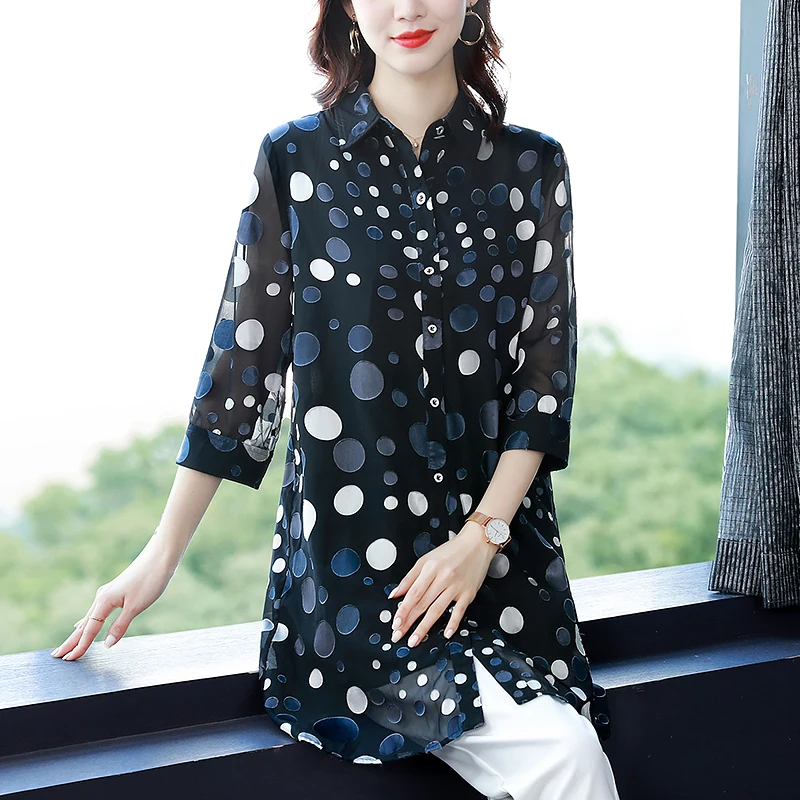 Spring 2022 factory wholesale dot black polo collar floral printed wchiffon blouses, Picture color
Spring 2022 factory wholesale dot black polo collar floral printed wchiffon blouses, Picture color