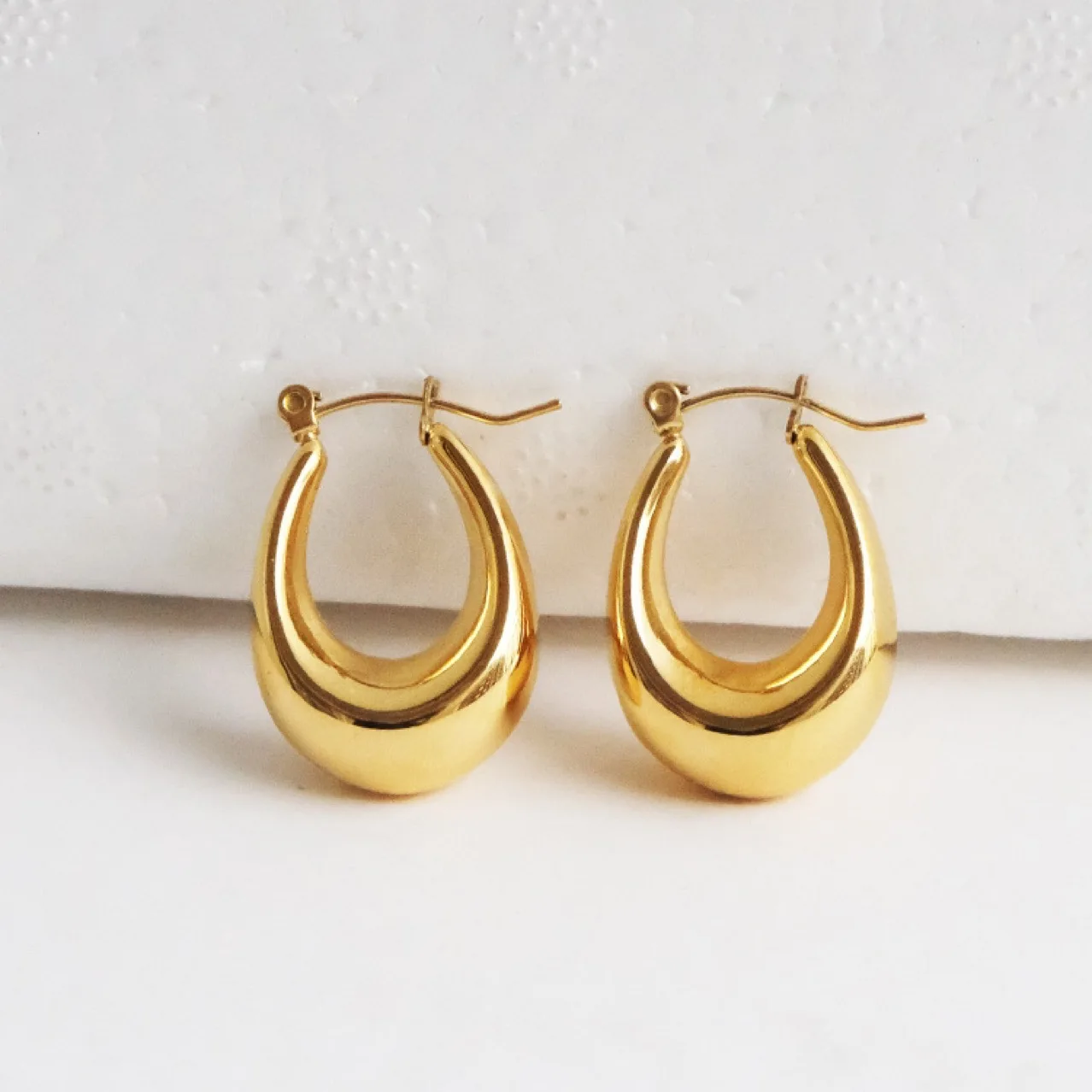 New Trendy Women's Hollow Earrings 18K Gold Plated Stainless Steel Large Chunky Thick Hoop Earrings
New Trendy Women's Hollow Earrings 18K Gold Plated Stainless Steel Large Chunky Thick Hoop Earrings