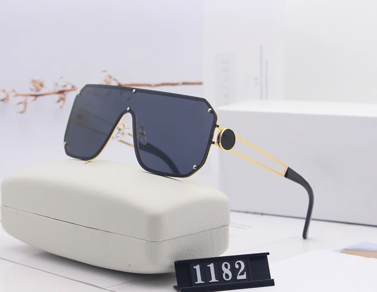 2021 luxury Gradient color rimless trendy big frame sunglass men designer sunglasses famous brands
2021 luxury Gradient color rimless trendy big frame sunglass men designer sunglasses famous brands