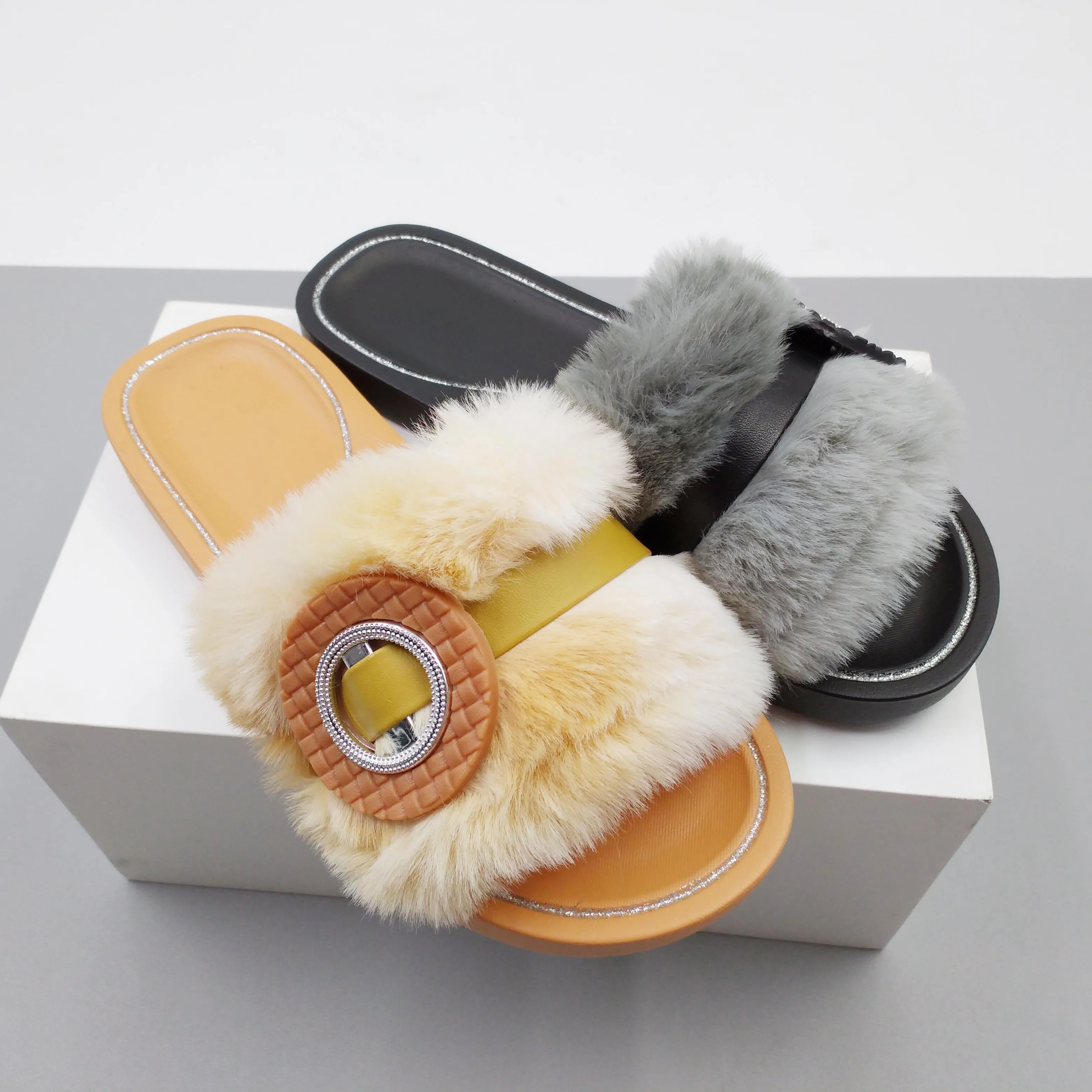 Long fur European-American style new fashion round toe women shoes thick sole one - line fluffy ladies slippers, Black and gold
Long fur European-American style new fashion round toe women shoes thick sole one - line fluffy ladies slippers, Black and gold
