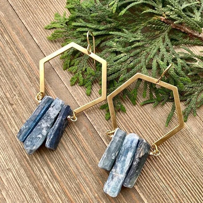 LS-D1256 Hot Selling Natural Blue Kyanite Earring with Geometric Drawing For Women Jewelry
LS-D1256 Hot Selling Natural Blue Kyanite Earring with Geometric Drawing For Women Jewelry