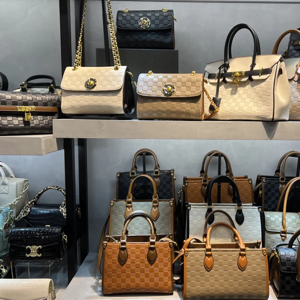 Wholesale Supplier Pure Color Luxury Tote Handbags Trendy Woman Clutch Real Leather Bag
Wholesale Supplier Pure Color Luxury Tote Handbags Trendy Woman Clutch Real Leather Bag