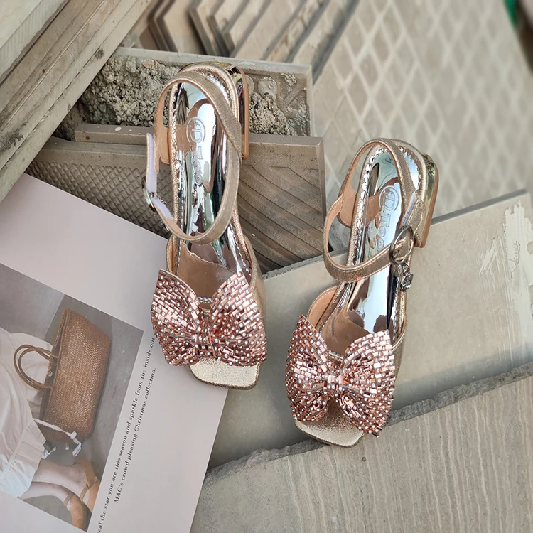 Fashion little girl sandals 2021 summer new children's crystal small high-heeled princess shoes
Fashion little girl sandals 2021 summer new children's crystal small high-heeled princess shoes