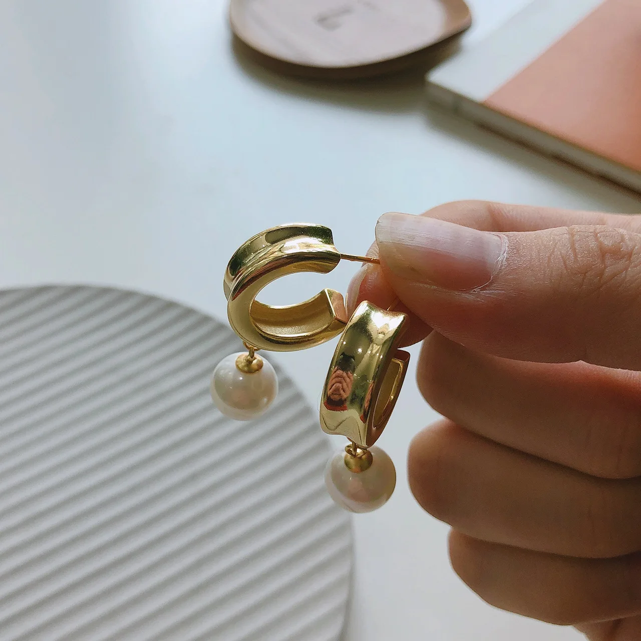 High Quality Fashionable Gold Plated Hoop Earring 925 Sterling Silver Pearl Drop Hoop Earrings, Gold color
High Quality Fashionable Gold Plated Hoop Earring 925 Sterling Silver Pearl Drop Hoop Earrings, Gold color