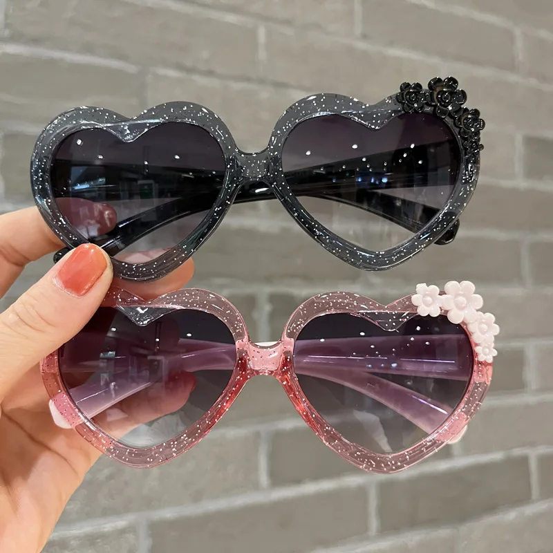 2023 New fashion trendy children's sunglasses heart shape cute kids sunglasses UV400 boys girls sunglasses
2023 New fashion trendy children's sunglasses heart shape cute kids sunglasses UV400 boys girls sunglasses