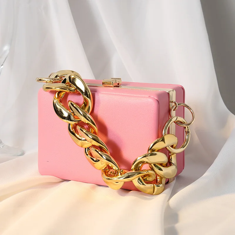 2021 new Women evening gold chain soft make up purses evening clutch purse phone hand bags
2021 new Women evening gold chain soft make up purses evening clutch purse phone hand bags
