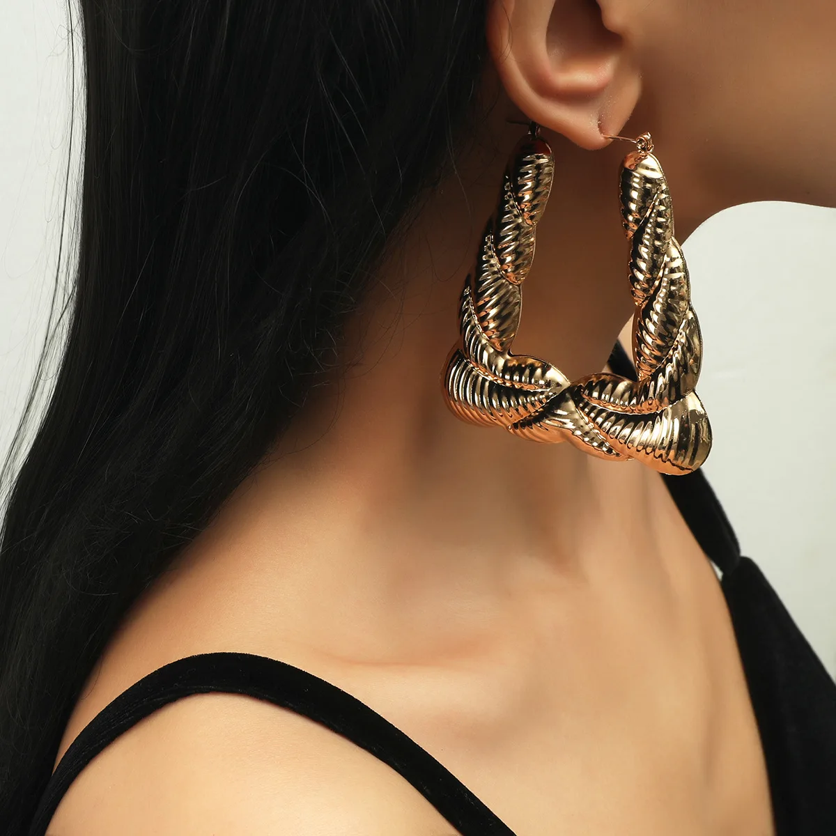 European And American Large Exaggerated Geometric Designer Earrings Fashion Gold Plated Earrings
European And American Large Exaggerated Geometric Designer Earrings Fashion Gold Plated Earrings