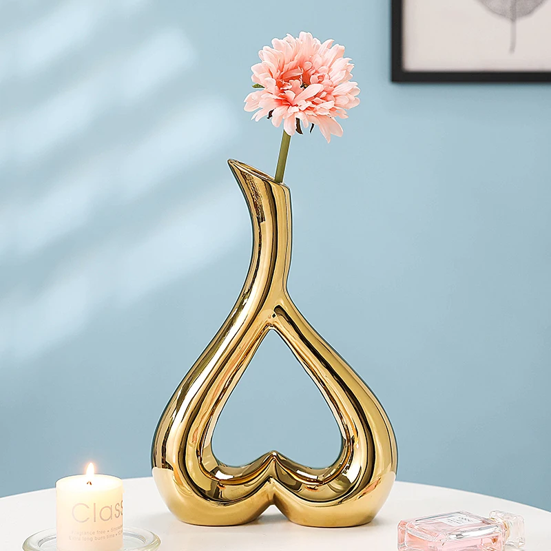 Hot sale Nordic luxury ornaments porcelain flower pot Gold and silver heart-shaped Unique Gift Ceramic Vase For Home Decor table
Hot sale Nordic luxury ornaments porcelain flower pot Gold and silver heart-shaped Unique Gift Ceramic Vase For Home Decor table