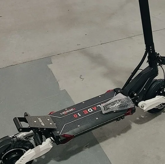 Original version 60V 2000W BLADE 10 Dual motor e-scooter balde z, White / black
Original version 60V 2000W BLADE 10 Dual motor e-scooter balde z, White / black