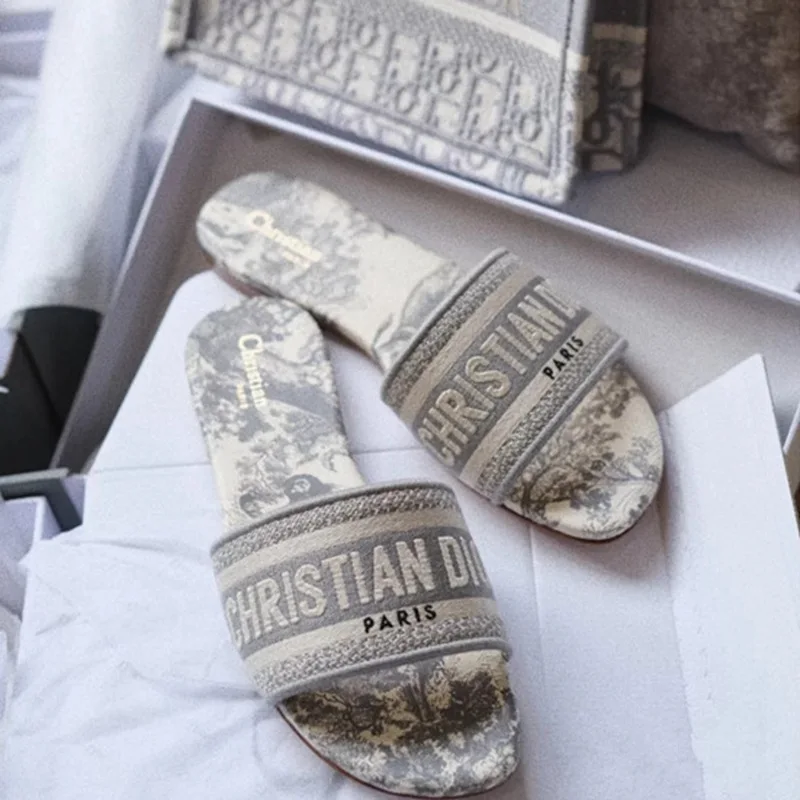 2021 Fashion Brand Luxury Original Slipper Summer Slippers For Women shoes Beach Outdoor Girls Sandal Slippers, 12 colors
2021 Fashion Brand Luxury Original Slipper Summer Slippers For Women shoes Beach Outdoor Girls Sandal Slippers, 12 colors