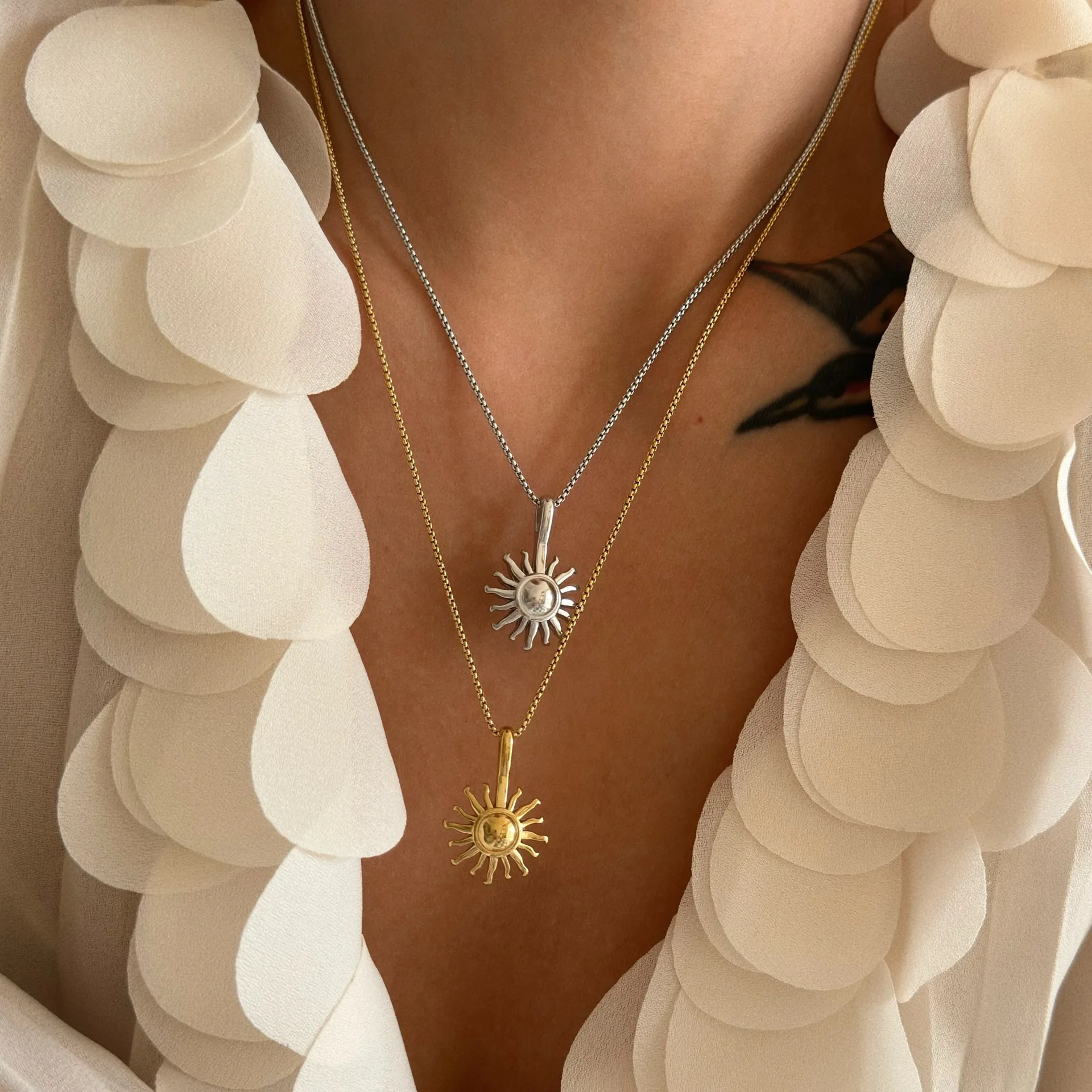 Waterproof 18k Gold Plated Non Tarnish Jewelry Stainless Steel Vintage Court Design Sun Flower Pendant Box Chain Necklace YF4062
Waterproof 18k Gold Plated Non Tarnish Jewelry Stainless Steel Vintage Court Design Sun Flower Pendant Box Chain Necklace YF4062