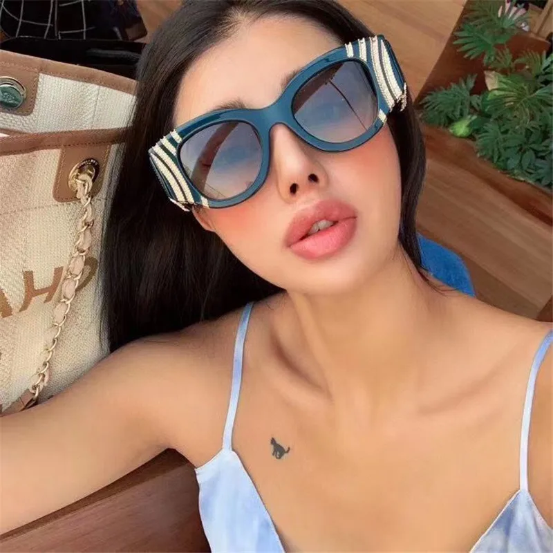 Luxury Vintage Retro Oversized Rectangle Wide Arm Sunglasses Tinted Gradient UV400 Women Retro Big Frame Hot Outdoor SunGlasses
Luxury Vintage Retro Oversized Rectangle Wide Arm Sunglasses Tinted Gradient UV400 Women Retro Big Frame Hot Outdoor SunGlasses