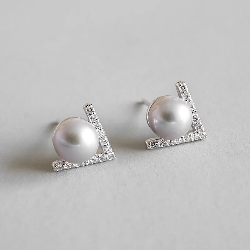 Japanese Shining Freshwater Pearl Plating S925 V Shape Pearl Earrings 925 Sterling Silver Stud Pearl Earrings For Women
Japanese Shining Freshwater Pearl Plating S925 V Shape Pearl Earrings 925 Sterling Silver Stud Pearl Earrings For Women