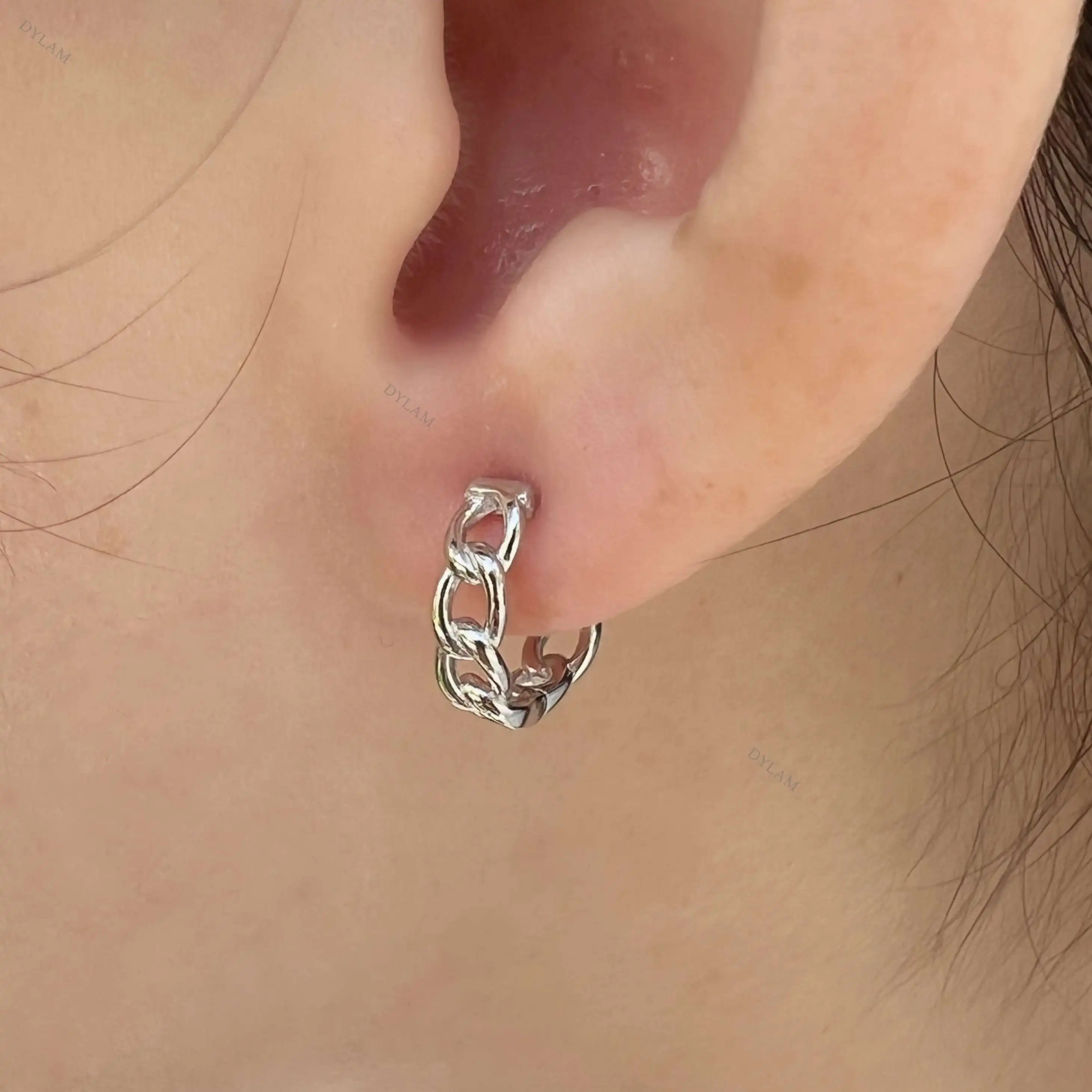 Dylam Fashion Popular Minimalist Circle Women Earrings S925 Silver Solid Sterling Silver Gold Plated Link Hoop Custom Earrings
Dylam Fashion Popular Minimalist Circle Women Earrings S925 Silver Solid Sterling Silver Gold Plated Link Hoop Custom Earrings