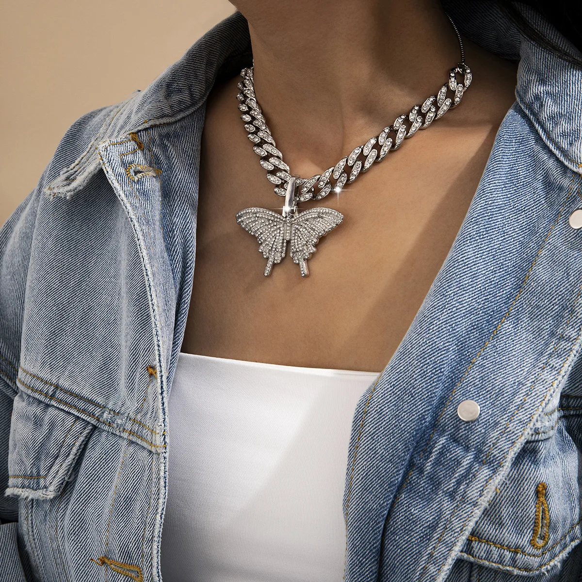 2021 women american popular retro creative full diamond cuban buckle big butterfly jewelry africa necklace, Picture shows
2021 women american popular retro creative full diamond cuban buckle big butterfly jewelry africa necklace, Picture shows