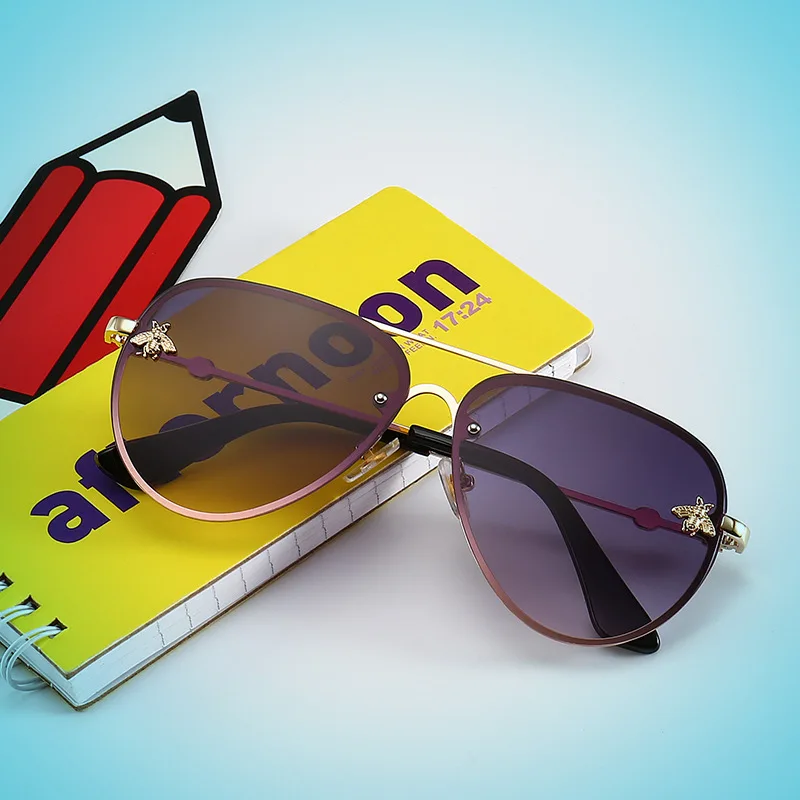 2021 High Quality New Design kids Trendy Gafas Fashion Hidden Metal Frame Mirror Bee Sunglasses children
2021 High Quality New Design kids Trendy Gafas Fashion Hidden Metal Frame Mirror Bee Sunglasses children