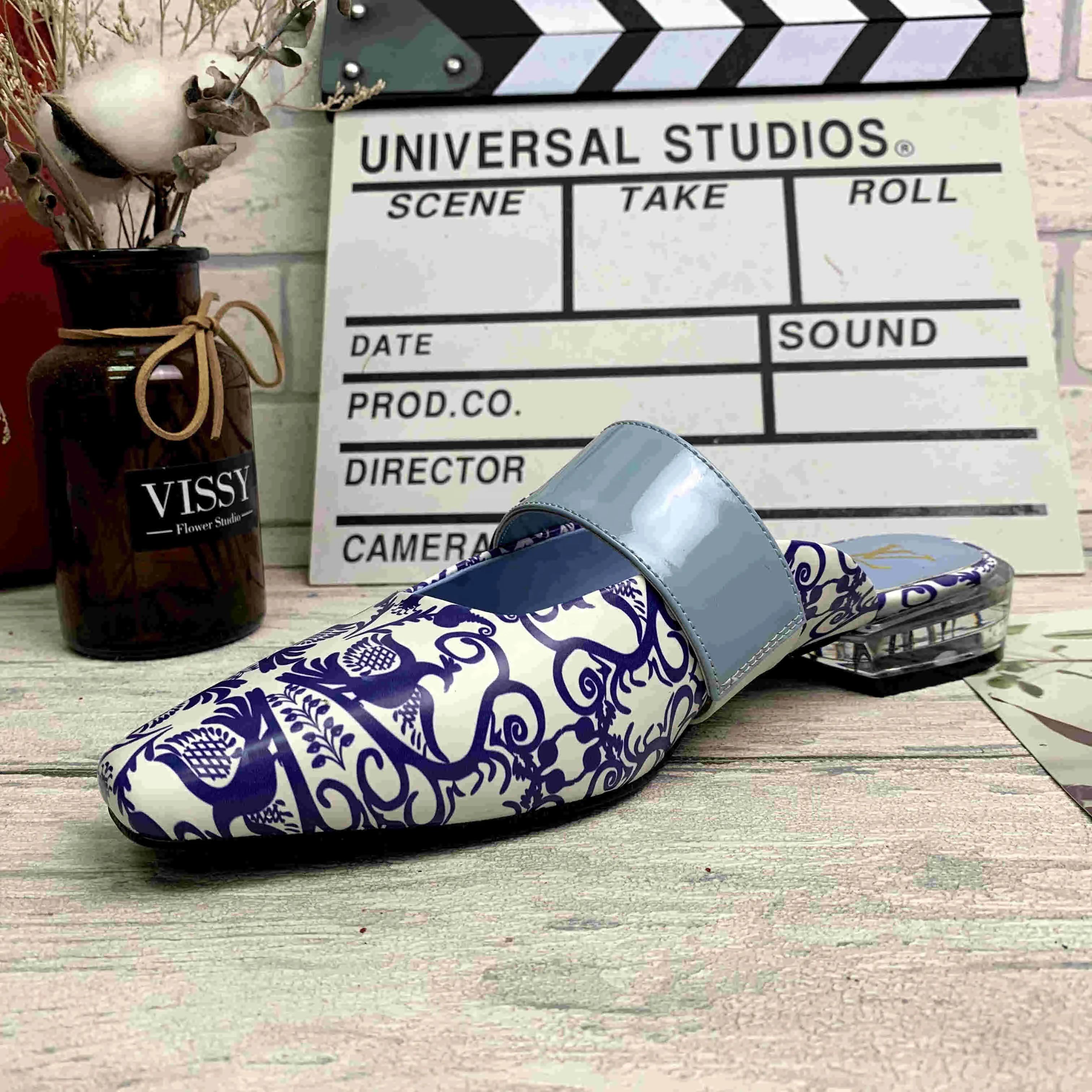 2021 spring new traditional Chinese style blue and white porcelain low heel women's shoes large size wholesale
2021 spring new traditional Chinese style blue and white porcelain low heel women's shoes large size wholesale
