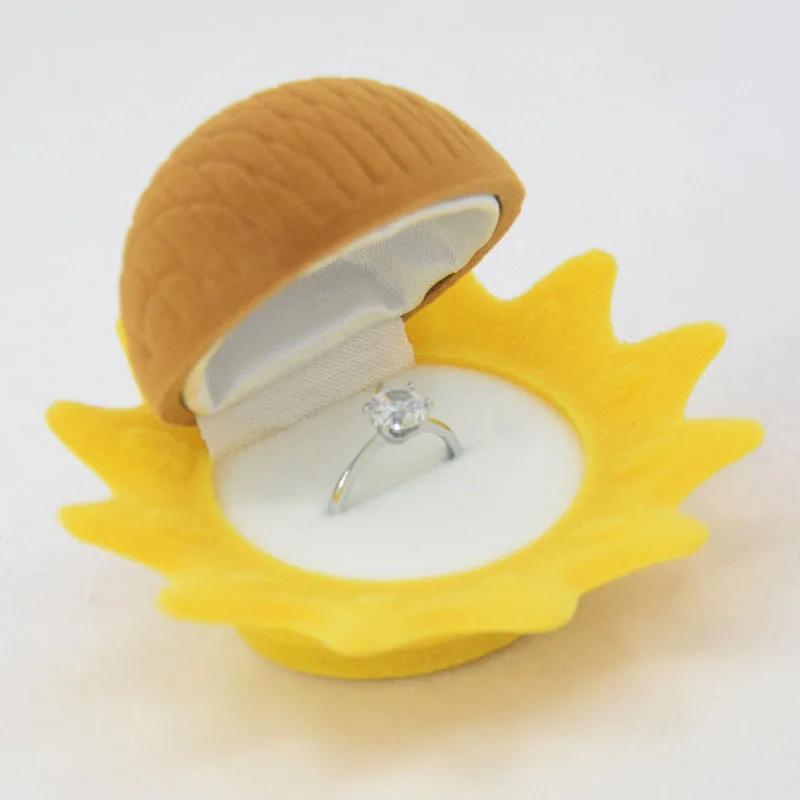 Wholesale Cute Jewelry Box 7.5CM * 7.5CM *4CM Flock Jewelry Box Packaging Sunflower Jewelry Box For Ring
Wholesale Cute Jewelry Box 7.5CM * 7.5CM *4CM Flock Jewelry Box Packaging Sunflower Jewelry Box For Ring