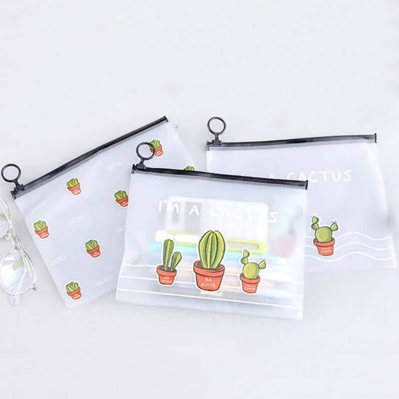 Maleta Maquiagem Custom LOGO Cartoon Cactus Transparent Portable Small Clear Cosmetic Bag Cute Eco Friendly Makeup Bag With Ring
Maleta Maquiagem Custom LOGO Cartoon Cactus Transparent Portable Small Clear Cosmetic Bag Cute Eco Friendly Makeup Bag With Ring