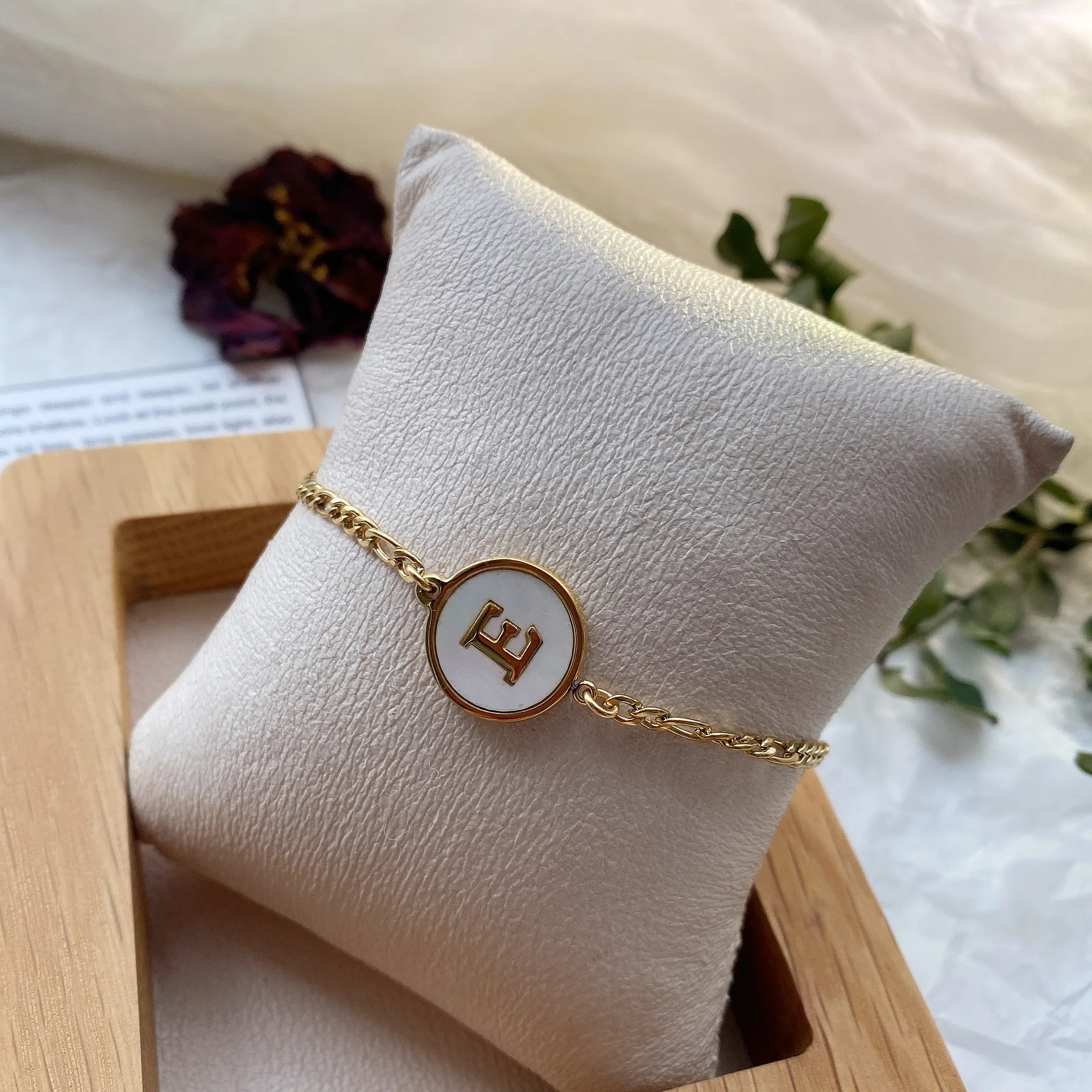 2021 hot sale gold plated letras para pulseras Titanium Steel Round pearl initial bracelet English 26 letras para pulseras, Picture shows
2021 hot sale gold plated letras para pulseras Titanium Steel Round pearl initial bracelet English 26 letras para pulseras, Picture shows