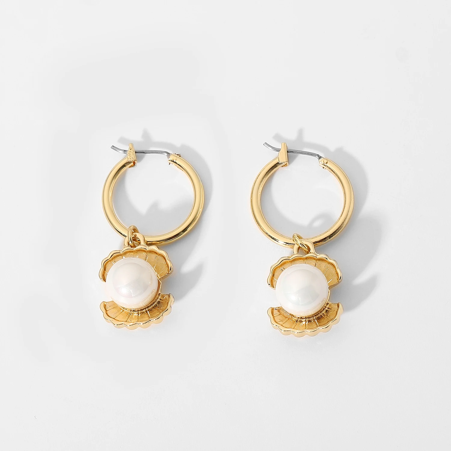Hot Promotion Summer Style Gold Plated Metal Shell Bead Hoop Earrings Geometric Alloy Shell Pearl Huggie Earring for Girls
Hot Promotion Summer Style Gold Plated Metal Shell Bead Hoop Earrings Geometric Alloy Shell Pearl Huggie Earring for Girls