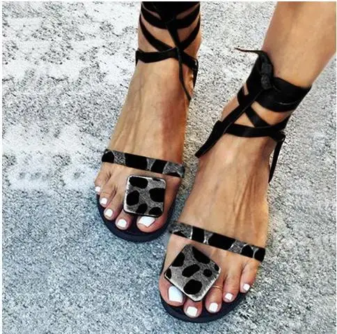 2021 New Arrival Ladies Summer Sexy Sandals Leopard Print Flip Flops Flat Hollow Cross Straps Women Sandals 2021
2021 New Arrival Ladies Summer Sexy Sandals Leopard Print Flip Flops Flat Hollow Cross Straps Women Sandals 2021