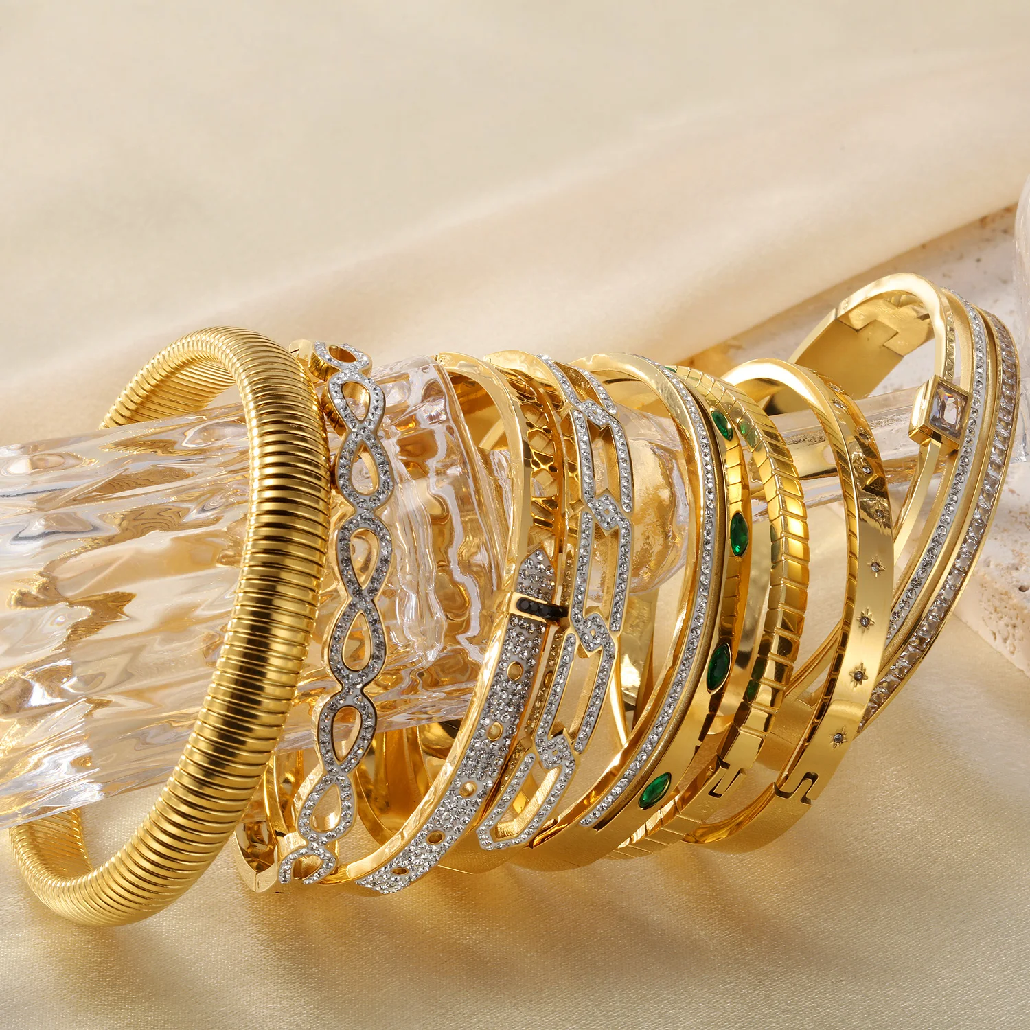 Fashion New Vintage Bracelet 18k gold plated stainless steel inlaid zircon bracelet Fashion high jewelry bracelet women
Fashion New Vintage Bracelet 18k gold plated stainless steel inlaid zircon bracelet Fashion high jewelry bracelet women