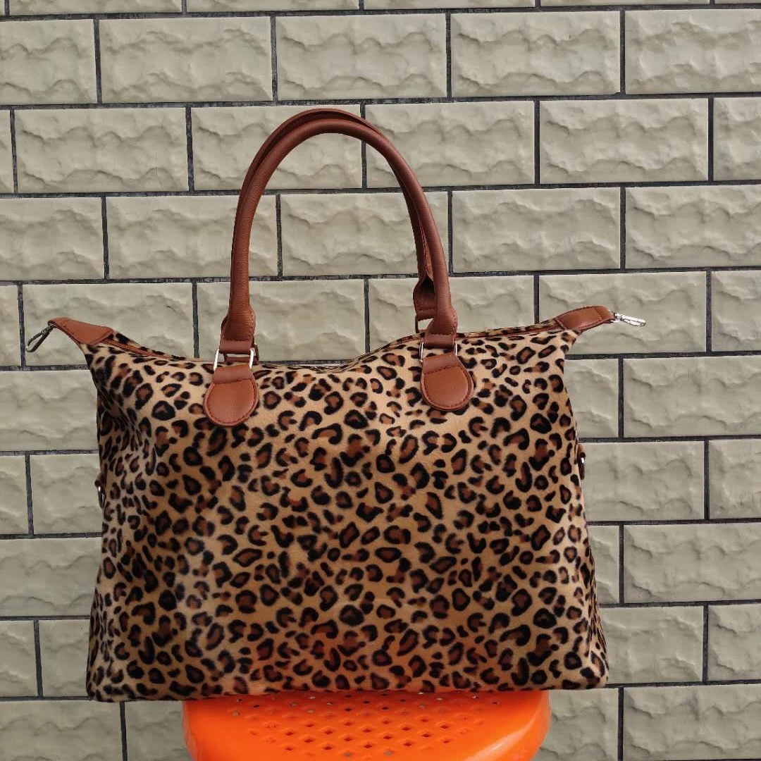 Free sample fashion ladies high-quality furry handbag classic leopard bag can be customized factory direct sales OEM support
Free sample fashion ladies high-quality furry handbag classic leopard bag can be customized factory direct sales OEM support