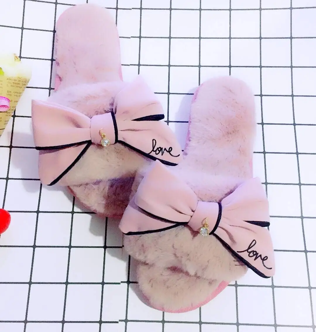 Korean style bow indoor home slippers Autumn and winter Cute slippers cotton plus fluffy cotton slippers, Different colors and support to customized
Korean style bow indoor home slippers Autumn and winter Cute slippers cotton plus fluffy cotton slippers, Different colors and support to customized