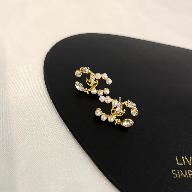 CC Trendy Luxury Stud Earrings Women Girls New Gold Plated Zircon Bijoux Double C-Shape Dangle G Earring Party Jewelry Wedding
CC Trendy Luxury Stud Earrings Women Girls New Gold Plated Zircon Bijoux Double C-Shape Dangle G Earring Party Jewelry Wedding