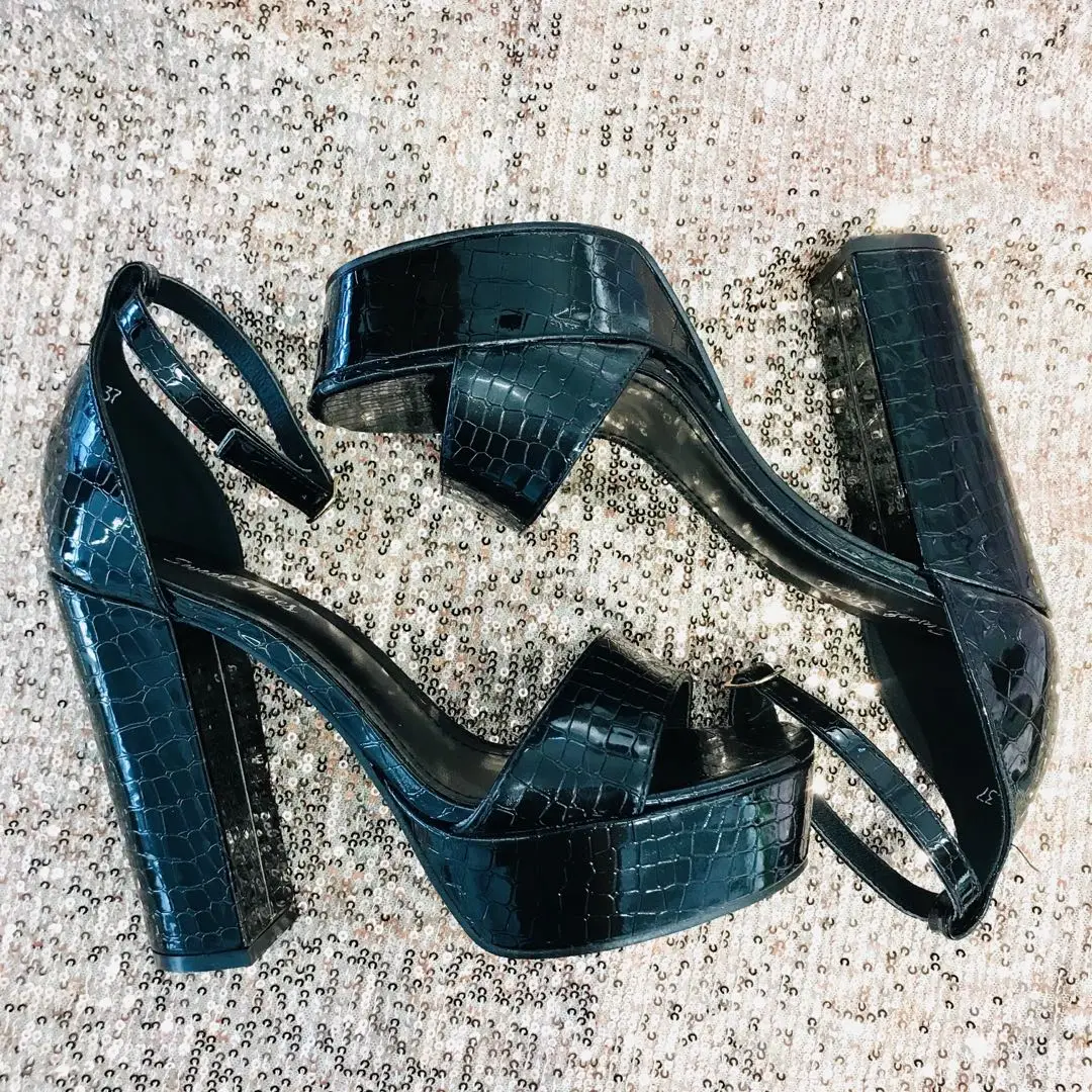 Summer new explosion women's belt buckle heel fashion chunky ladies sandals ankle strap pump shoes
Summer new explosion women's belt buckle heel fashion chunky ladies sandals ankle strap pump shoes