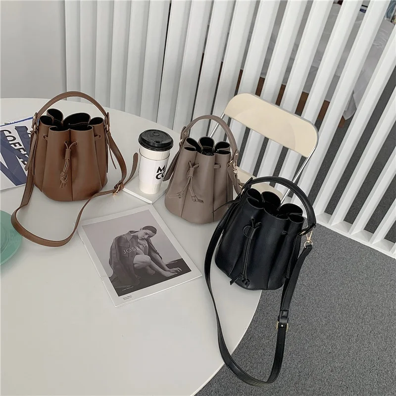 New Drawstring Bucket Bags Women Sling Bag Shoulder Handbags 2021 Pu Leather Ladies Bags
New Drawstring Bucket Bags Women Sling Bag Shoulder Handbags 2021 Pu Leather Ladies Bags