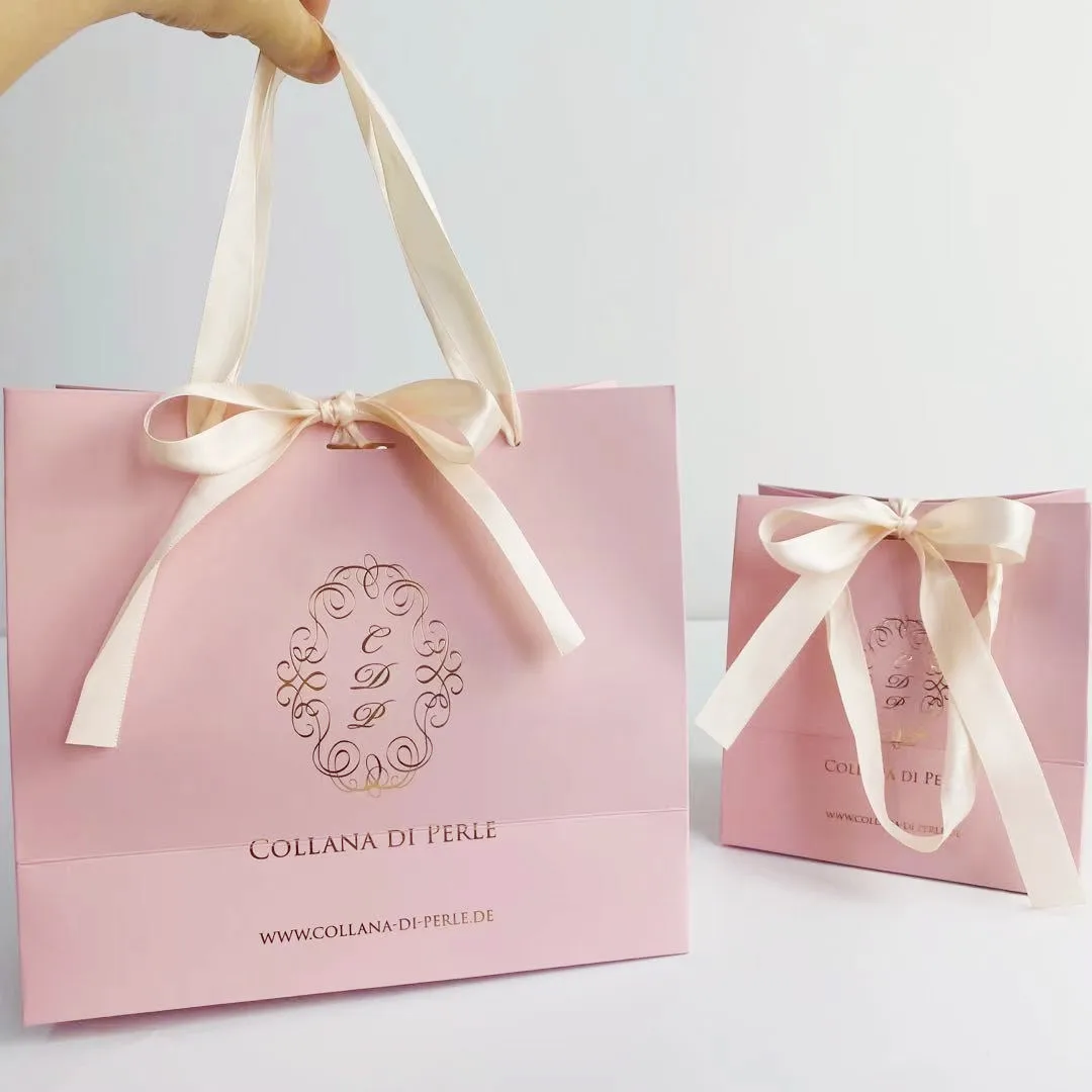 custom logo rose gold pink paper shopping packing bag with gold foil logo for gift with ribbon handle 
custom logo rose gold pink paper shopping packing bag with gold foil logo for gift with ribbon handle