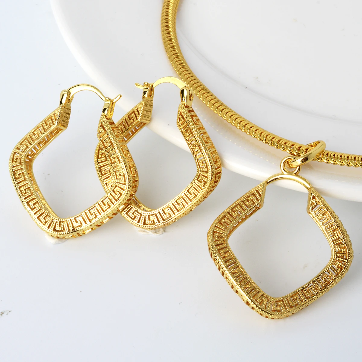 Fashion Women Wedding Luxury copper Luxury Copper Bridal Jewelry Set earrings and necklaces for women, Gold color
Fashion Women Wedding Luxury copper Luxury Copper Bridal Jewelry Set earrings and necklaces for women, Gold color