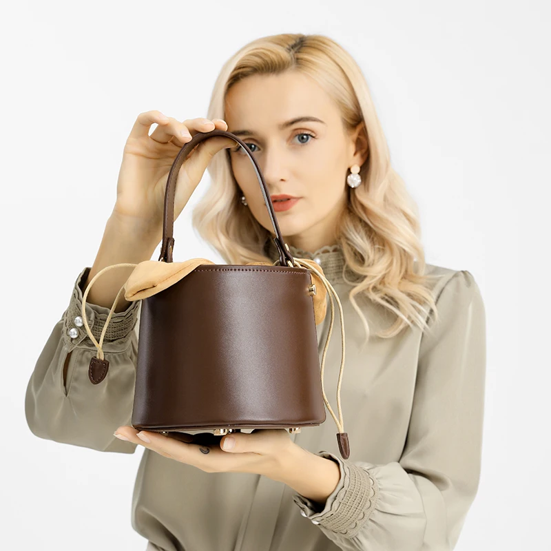 New High-end Authentic Fashion Leather Portable Light Luxury and Simplicity Bucket One Shoulder Bag High Quality Handbag
New High-end Authentic Fashion Leather Portable Light Luxury and Simplicity Bucket One Shoulder Bag High Quality Handbag