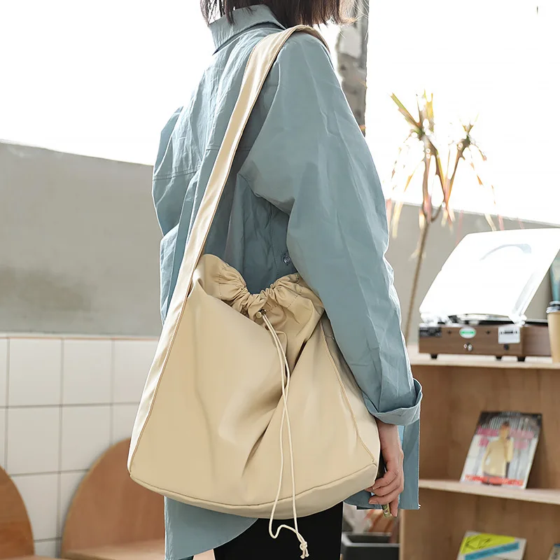 2021 Eco friendly big polyester nylon logo printable reusable black drawstring crossbody shopping bags
2021 Eco friendly big polyester nylon logo printable reusable black drawstring crossbody shopping bags